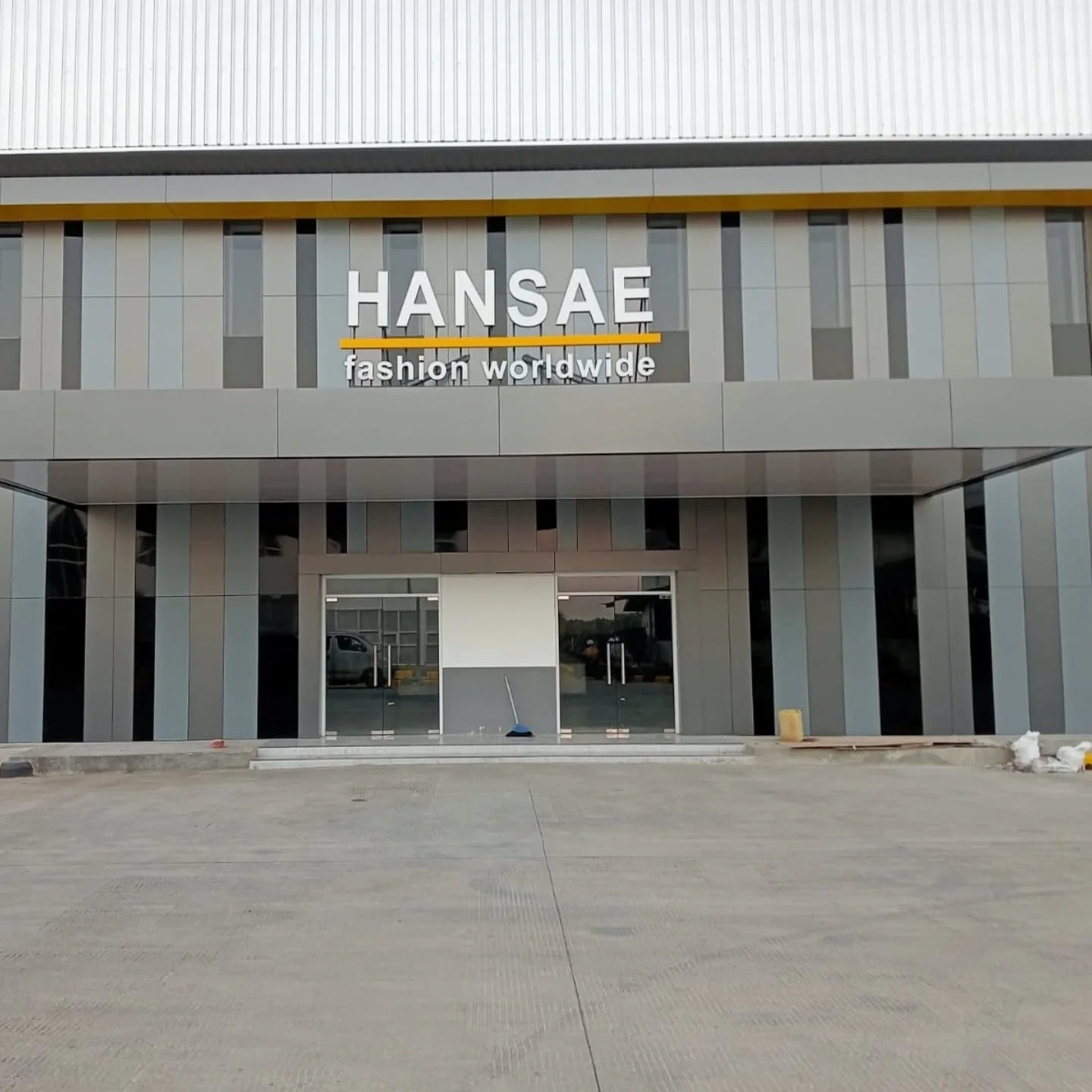 Fasad gedung HANSae Fashion Worldwide