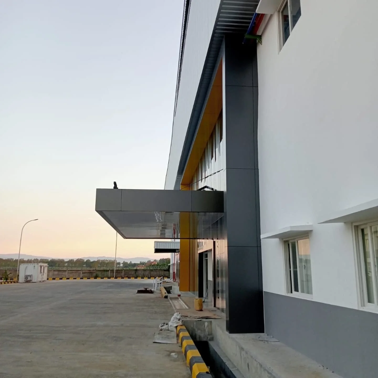 Fasad Industri — Tampak Samping — Detail tampak samping dan bidang fasad