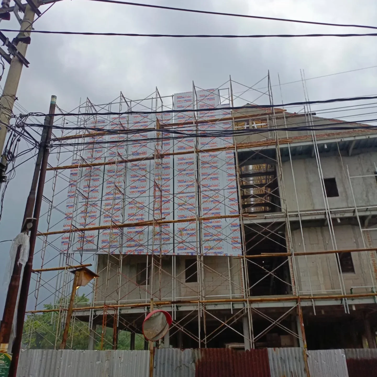 Instalasi Panel Fasad Bertingkat — Dokumentasi proses pemasangan