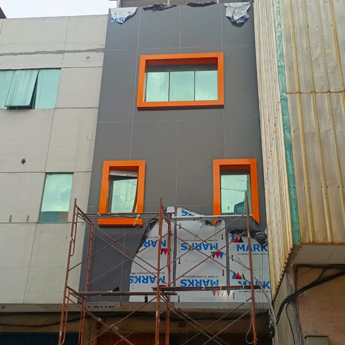 Detail panel fasad dengan frame dekoratif