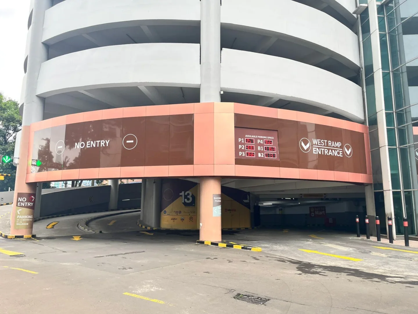 Akses Parkir Gedung — Cladding area akses kendaraan